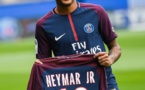 Les premiers jongles de Neymar sur la pelouse du Parc des Princes... Regardez !!!