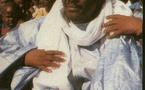 Le Cheikh Béthio Thioune à Touba avec une canne
