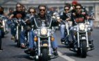 Obsèques de Johnny Halliday : 700 bikers l'accompagnent à sa dernière demeure... Regardez !!!