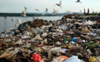 Gabon: les Librevillois excédés par les ordures qui s'entassent dans la rue 