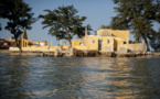  Près de Saint-Louis du Sénégal, la mer engloutit les villages