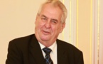 Présidentielle tchèque: le pro-russe Zeman affrontera un rival pro-européen au second tour