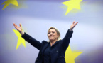 Marine Le Pen réélue à la tête du FN, son père déchu de la présidence d'honneur