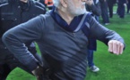 Grèce : Le président du Paok descend sur la pelouse armé d'un taser pour s'attaquer à l'arbitre
