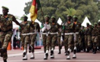 Le Nigeria parade au défilé militaire annuel du Cameroun