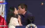 Le Président philippin embrasse une femme mariée en public et crée la polémique