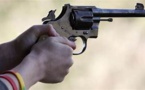 Dakar- Un homme dégaine son pistolet en pleine circulation, tire sur un véhicule et finit à la police
