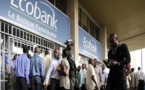 ​Refus de paiement des salaires : les fonctionnaires accusent Ecobank et interpellent l’Etat