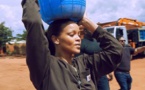 (03 photos) Rihanna dans la peau d'une femme au foyer africaine