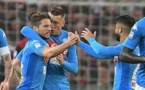 Italie. : Naples ne lâche rien