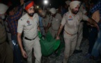 En Inde, un train percute une foule et fait au moins 59 morts