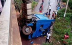 Bamako : chute spectaculaire d'un camion du haut d'un pont