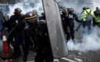 Les «gilets jaunes» défilent à Paris, heurts avec la police sur les Champs-Elysées