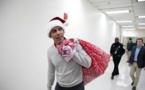 Obama, en père Noël, distribue des cadeaux à des enfants malades