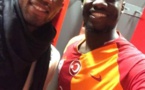 Mbaye-Diagne Galatasaray : Au sortir de son triplé, Mbaye Diagne pose avec Didier Drogba