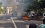 Vidéo-C’est la deuxième fois q’un véhicule prend feu devant le Palais un vendredi 