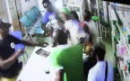 Vidéo - Un commissaire de police en civil entre dans une pharmacie, insulte le docteur, appelle des renforts et l'embarque de force