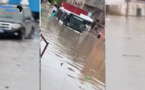 Vidéo du jour - Un minibus "Tata" et ses passagers pris au piège dans les eaux de pluie