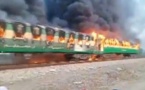 Au moins 65 personnes ont péri dans l'incendie d'un train au Pakistan
