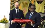 Quand la TMC se moque du Premier ministre français Edouard Philippe avec le sabre prêté au Sénégal (Vidéo)