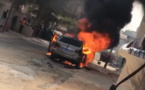 Vidéo : une voiture prend feu aux Hlm Grand Yoff, aucune perte en vie humaine