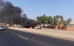 #AlerteTrafic - Un véhicule en feu sur l'Autoroute de l'Avenir à hauteur de Thiaroye
