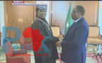 Lutte contre le #Covid19- Macky Sall serre la main au marabout Serigne Modou Kara, l'image fait le tour des réseaux sociaux