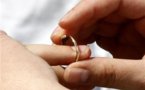 Les couples homosexuels autorisés à se marier et adopter en 2013