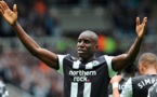 Newcastle: Demba Ba balaie les rumeurs sur son départ