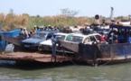 Traversée Gambienne : Voyageurs et camions de transport tirent le diable par la queue