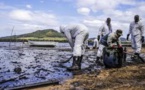 Marée noire à Maurice: le pompage perturbé, forte émotion à Mahebourg