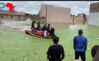 Dakar - Une vedette des sapeurs-pompiers traverse l’eau pour aller sortir les populations des inondations 