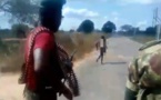 Mozambique : des hommes en tenue militaire se filment en train d’abattre une femme au bord de la route