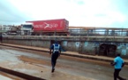 Un camion dérape sur l’autopont de Poste Thiaroye: le chauffeur évite le pire (images)