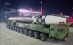 La Corée du Nord dévoile un missile intercontinental géant lors d'un défilé