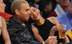 (People) Rihanna : Sexy et amoureuse au bras de Chris Brown, un Noël complice !