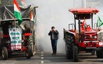 Inde: les agriculteurs investissent New Delhi et crient leur désespoir