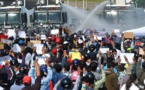 Coup d'État en Birmanie: canons à eau contre des manifestants à Naypyidaw
