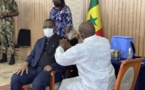 Macky Sall s'est vacciné et demande la population à faire de même