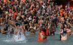 Inde: malgré la Covid-19, des centaines de milliers d'hindous se baignent dans le Gange pour Maha Shivratri