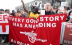Les fans d'Arsenal en colère devant l'Emirates Stadium
