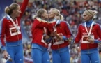 Deux athlètes russes défient Poutine avec un baiser de la victoire