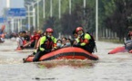 Inondations en Chine : le bilan humain s'alourdit, des rues transformées en torrents de boue