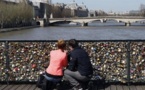 Les "cadenas d'amour" des ponts parisiens victimes de leur succès