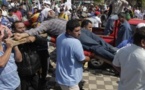 Paraguay: des chauffeurs de bus paraguayens licenciés se crucifient en signe de protestation