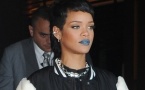Rihanna: flashe avec son rouge à lèvre bleu