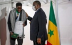 Paris: Macky Sall élève Mouhamadou Mbougar Sarr au grade de commandeur dans l’ordre national du Lion