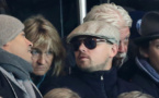LEONARDO DICAPRIO JAMAIS SANS SA MÈRE... MÊME POUR UN MATCH DE FOOT