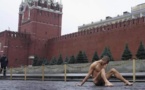Un Russe cloue ses organes génitaux sur la Place Rouge