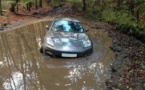 Il abandonne sa Porsche dans la boue pour arriver à l'heure à son match